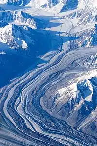 Unterer Abschnitt des Ogilvie-Gletschers; links unten der Logan-Gletscher; rechts die Einmündung des Mussell-Gletschers
