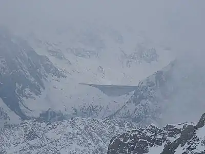 Blick nach Süden zum Staudamm des Albignasees.