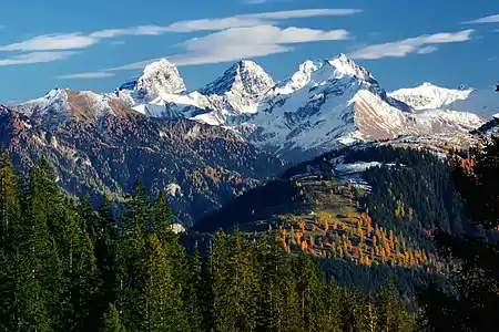 Piz Ela, Tinzenhorn und Piz Mitgel (v. l. n. r.), aufgenommen oberhalb von Flims.