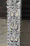 Geometrischer Dekor an der Unterseite eines Bogens