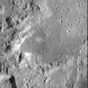 Alexander, aufgenommen von Lunar Orbiter 4Die fleckigen Stellen befinden sich am Originalbild