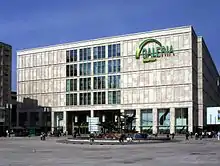 Die plattierte Fassade der Galeria Kaufhof am Alexanderplatz in Berlin aus Gauinger Travertin