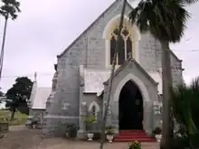 All Saints Chapel of Ease, der Giebel einer neogotischen Kirche mit Spitzbogenfenstern.