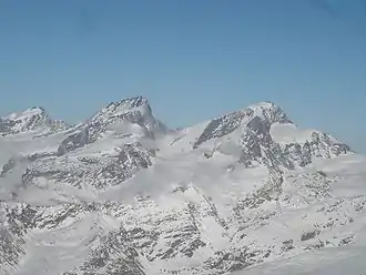 Allalinhorn, Rimpfischhorn und Strahlhorn (v. l. n. r.) von Westen, in der Bildmitte der Adlerpass