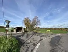 Ortszufahrt von der L 129 - Allee nach Hollinden