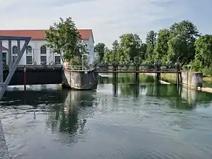 Wehranlage sowie Turbinenhaus des Kraftwerks Illerstraße im Hintergrund