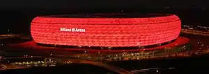 Allianz Arena beleuchtet von außen