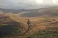 Blick über Glen Feshie von Westen, links der Einschnitt des Coire Garbhlach, rechts das Gipfelplateau des Mullach Clach a’ Bhlàir, in der Mitte die Fahrpiste auf das Plateau