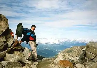 Auf der Alpeiner Scharte. Im Hintergrund die Stubaier Alpen