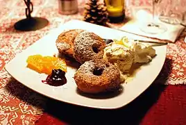 Apfelkiachl mit Marmelade, Eis und Schlagsahne