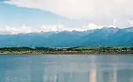 Olt-Stausee mit den Südkarpaten im Hintergrund (nahe der Stadt Avrig)