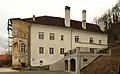 Die Nordwestecke mit Erker vor der Sanierung