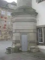 Rechte Seite mit Turmzugang.