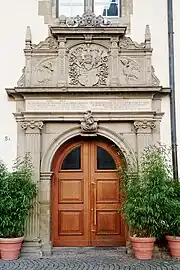Linkes Hauptportal.