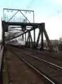 Ein ICE fährt Richtung Hauptbahnhof über die Alte Niederräder Brücke