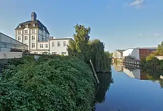Jaffe-Davids-Kanal mit ehemaliger Palmin-Fabrik (links)