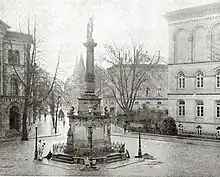 Turmspitze der alten Stadthalle Osnabrück hinter der Siegessäule (rechts das Landgericht).
