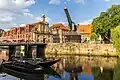 Alter Hafen mit Kran und Kaufhaus