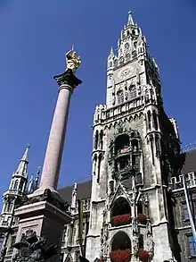 Rathaus und die Mariensäule auf dem Marienplatz