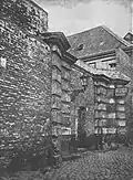 Altes Tor in der Schulstraße 2a, ehemaliger Zugang zur alten Akademie, Schild „Städtisches Militärbüro“, um 1900