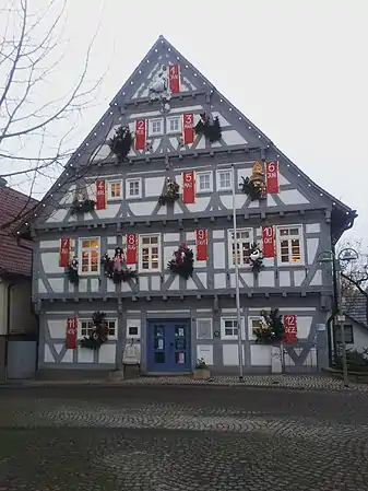 als Adventskalender dekoriertes altes Rathaus