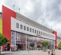 Renoviertes ehemaliges Kaufhausgebäude, unten Modegeschäfte und oben Hotel
