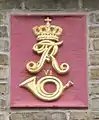 Posthorn und Monogramm des dänischen Königs Friedrich VI. (Am Mittelburgwall )