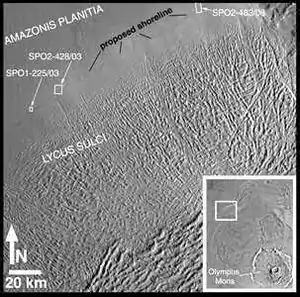 Bildausschnitt der östlichen Region von Amazonis Planitia.Am unteren Bildrand sind die Lavaausflüsse von Olympus Mons sichtbar.