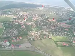 Luftbild Nes1 = Historischer Ortskern mit freistehendem Dorfturm 2 = Campingplatz Duinoord 3 = Mühle „De Phenix“ 4 = Naherholungsgebiet „De Vleyen“