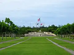 Parkanlage mit Flaggen-Denkmal