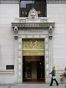 Der Eingang mit der in goldenen Lettern angebrachten Adresse und Gebäudenamen.