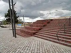 Tribüne mit Sitzstufen und Treppe