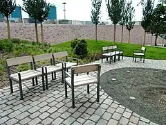 Anordnung der Stuhlgruppen, fest verankert, im Hintergrund die Rampe
