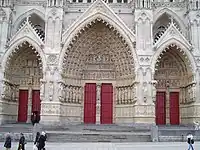 Kathedrale von Amiens, Westfassade 1220–1235, Lappung zu Krabben verfeinert
