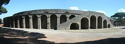 Seitenansicht des Amphitheaters