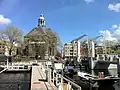 Kirche von der Nieuwe Vaart aus gesehen, mit der Pelikansbrücke auf der rechten Seite; 2012.
