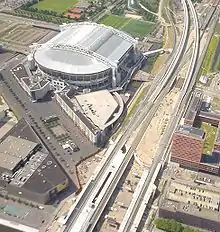 Johan-Cruyff-Arena von oben mit geschlossenem Dach.
