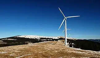 Blick vom Steinriegel nach Nordosten zur Amundsenhöhe (1666 m) und zur Pretul (am Horizont links neben der Windturbine)