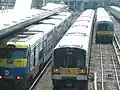 LIRR-Zugtypen im Jahr 2008: C3-Doppel­stock­wagen mit Diesel­loko­motive EMD&nbsp;DE30AC, Trieb­wagen M&nbsp;7 und M&nbsp;3 (v.&nbsp;l.&nbsp;n.&nbsp;r.)