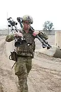 Australischer Soldat mit zwei zusammengeklappten Dreibeinen
