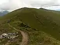 Auf dem breiten Gipfelgrat des An Riabhachan, Blick zum nordöstlichen Vorgipfel, im Hintergrund der Sgùrr na Lapaich