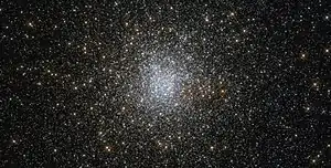 Hochaufgelöste Aufnahme des Kugelsternhaufens NGC 6139, erstellt mithilfe des Hubble-Weltraumteleskops