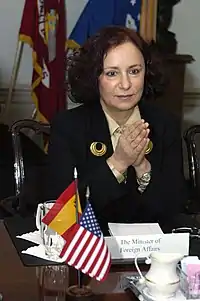 Porträtaufnahme der spanischen Außenministerin Ana de Palacio an einem Tisch während eines Besuchs in den USA 2004