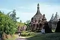 Umgebende Stupas, dahinter Ratanabon
