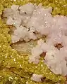 Gelber Andradit und Rhodochrosit, ebenfalls aus der „Wessels Mine“ (Größe: 5,2 cm × 4,7 cm × 3 cm)