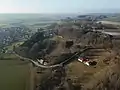 Blick auf Bergplateau und Burgstall; links Tussenhausen