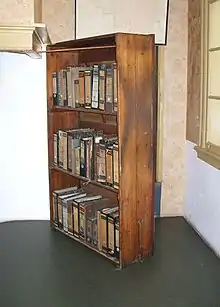Das Bücherregal, das den Zugang zum Versteck im Hinterhaus verbarg (Original, mit Glasschutz versehen)