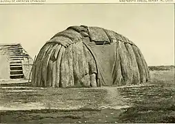 Mit einer Decke verschlossener Wigwam