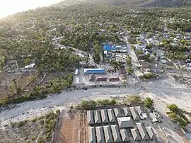 Ansicht der Grenze mit der dominikanischen Stadt Pedernales (vorn) und dem Panorama von Anse-à-Pitres (2021)