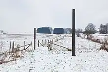 Ansgar Nierhoff, Beziehungen gegen Bedingungen Zwei Streckungen über (eine) Achse auf fremdem Gebiet, 1987, Zwei geschmiedete, gegenläufige Streckungen, mittig abgesetzt, Höhe 4050, Durchmesser bzw. Quadrat 16 × 20 cm, Stahl. Standort: im Tal (Skulpturenpark) zwischen Hasselbach und Werkhausen
